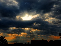 nach dem heutigen Sonnenaufgang (20.6.2016) zogen dunkle Wolken über Bad Harzburg, die zwar eine Abkühlung, aber keinen Regen brachten. Das Fernsehen (NDR/Hallo Niedersachsen) wird heute das Foto kurz vor 20 Uhr ausstrahlen.