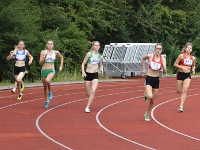 Lea Ahrens (Nr.71) stürmt bei den Landesmeisterschaften in Bremen als Erste auf die Zielgerade und gewinnt die 400 m deutlich