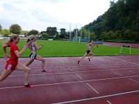 Lea Ahrens im Ziel des 100 m-Laufes